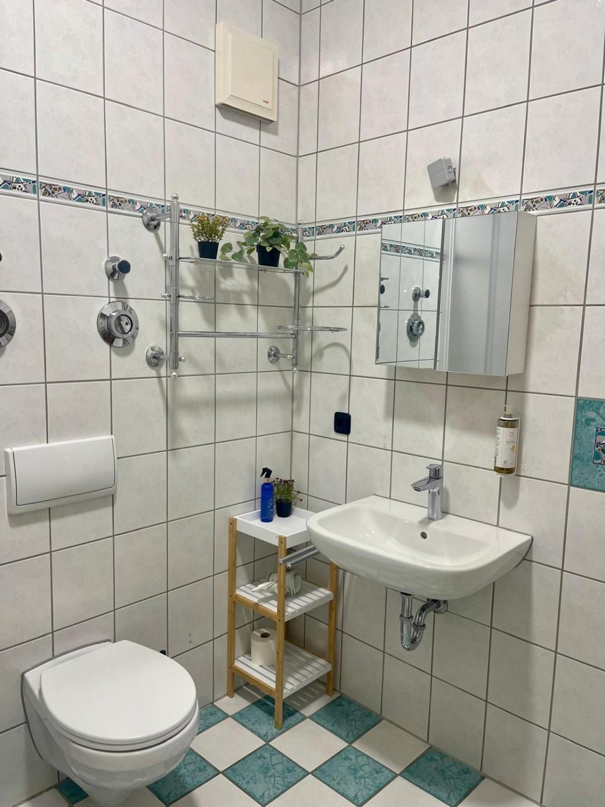 Raha Apartments - Modernes Studio-Apartment - Hbf - Gratis Parkplatz Erfurt Esterno foto